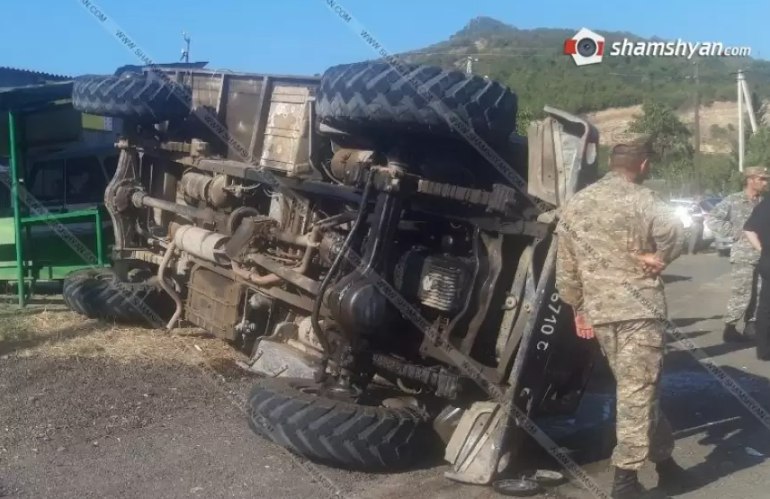 Սպիտակ-Գյումրի ավտոճանապարհին ՊՆ ավտոմեքենան դուրս է եկել երթևեկելի գոտուց և կողաշրջվել