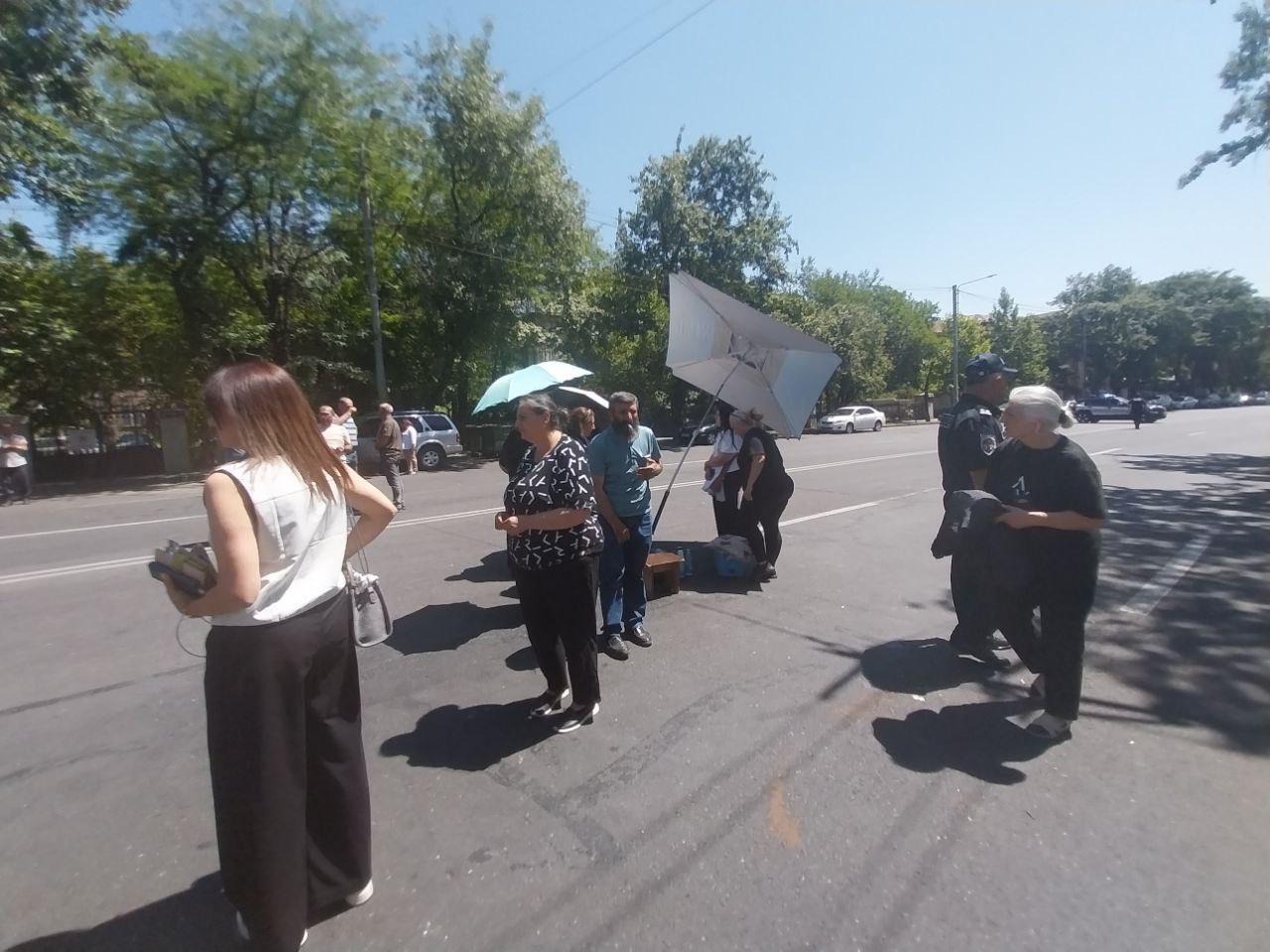 Անհետ կորածների ծնողները ճանապարհը բացելու պայման դրեցին