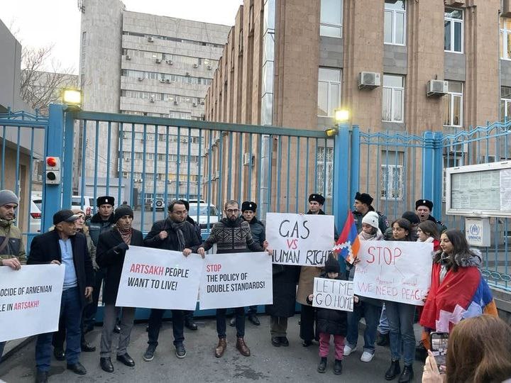 Մի խումբ ցուցարարներ արգելափակել են ՄԱԿ-ի հայաստանյան գրասենյակի բոլոր մուտքերը, ինչպես փակ է Արցախի մուտքը․ Բեգլարյան