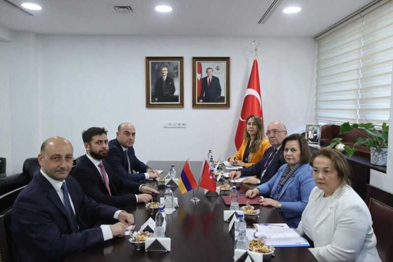 ՀՀ ԱԳ փոխնախարարը հանդիպել է թուրք գործընկերոջ հետ․ քննարկվել է երկկողմ և տարածաշրջանային հարցեր