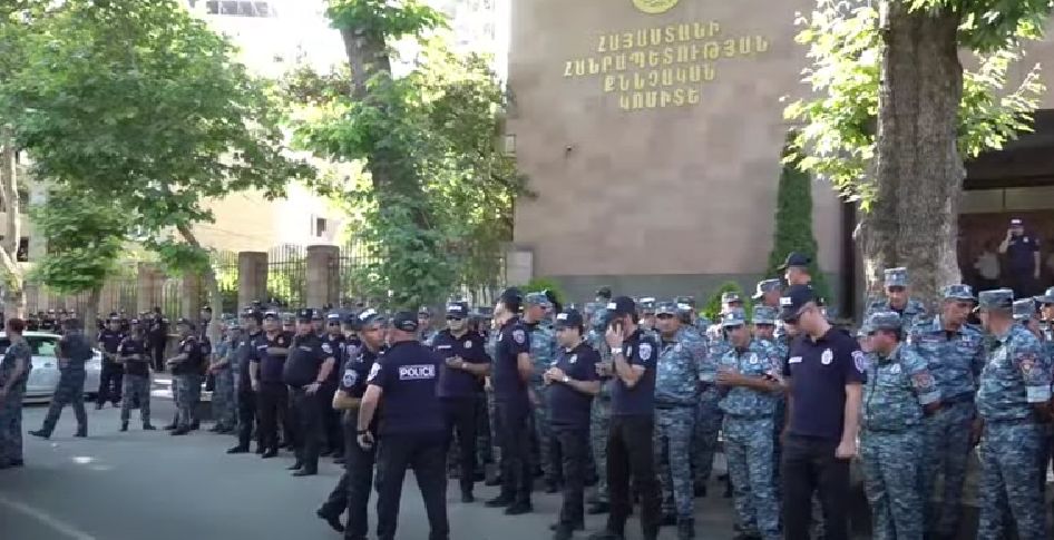 Աջապահյանը Քննչական կոմիտեում  է, որտեղ մեծաթիվ ոստիկանական ուժեր են կենտրոնացած (ուղիղ)
