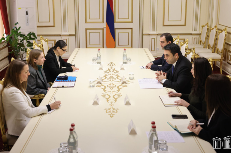 ԱՄՆ-ն առաջինն է արձագանքել միջանցքի արգելափակմանը. Ալեն Սիմոնյանն ընդունել է ՀՀ-ում դիվանագիտական առաքելությունն ավարտող Լին Թրեյսիին