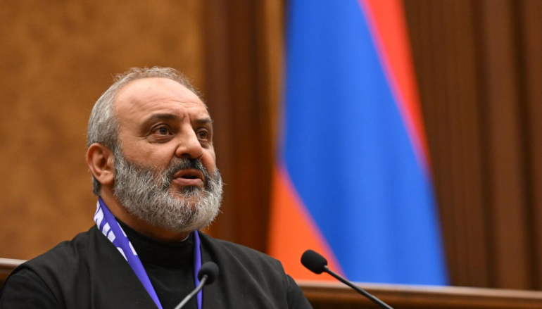 Բագրատ Սրբազանին ու մյուս ձերբակալվածներին տեղափոխել են դատարան՝ ուղիղ