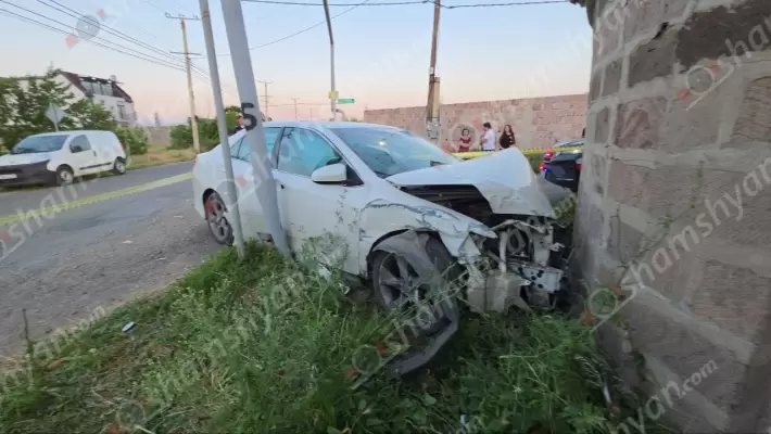 Քանաքեռավանում բախվել են երկու ավտոմեքենաներ, որոնցից մեկը վնասել է գազատարը, առաջացել է գազի արտահոսք, մեքենաներից մեկը բախվել է պարսպին․ կան վիրավորներ