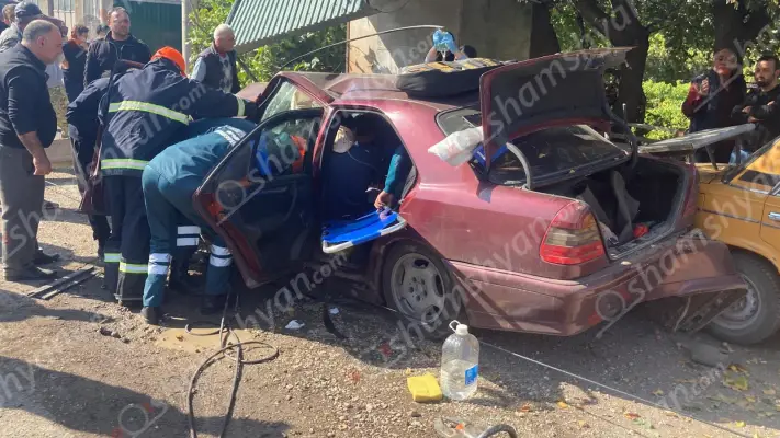 Արենիում բախվել են «Kia»-ն և «Mercedes»-ը․ վերջինը բախվել է բետոնե էլեկտրասյանը և կայանված «ՎԱԶ 2106»-ին․ կան վիրավորներ
