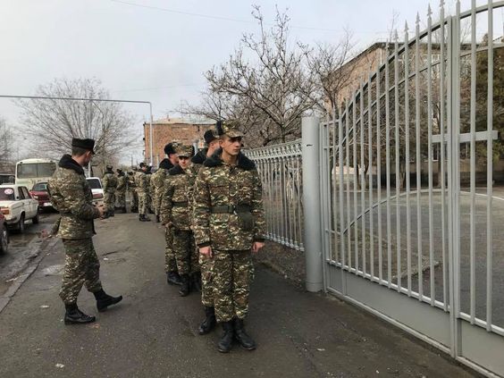 Զորակոչիկներն ստիպված են զինկոմիսարիատ հասնել տաքսիներով, որոնք թանկ արժեն․ ահազանգ