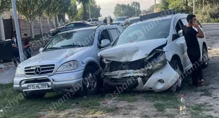 Սևան-Մարտունի ավտոճանապարհին բախվել են «Mercedes»-ը ու «Mitsubishi»-ն․ վերջինը բախվել է կայանված վիճակում գտնվող «Mercedes ML»-ին․ կա 4 վիրավոր