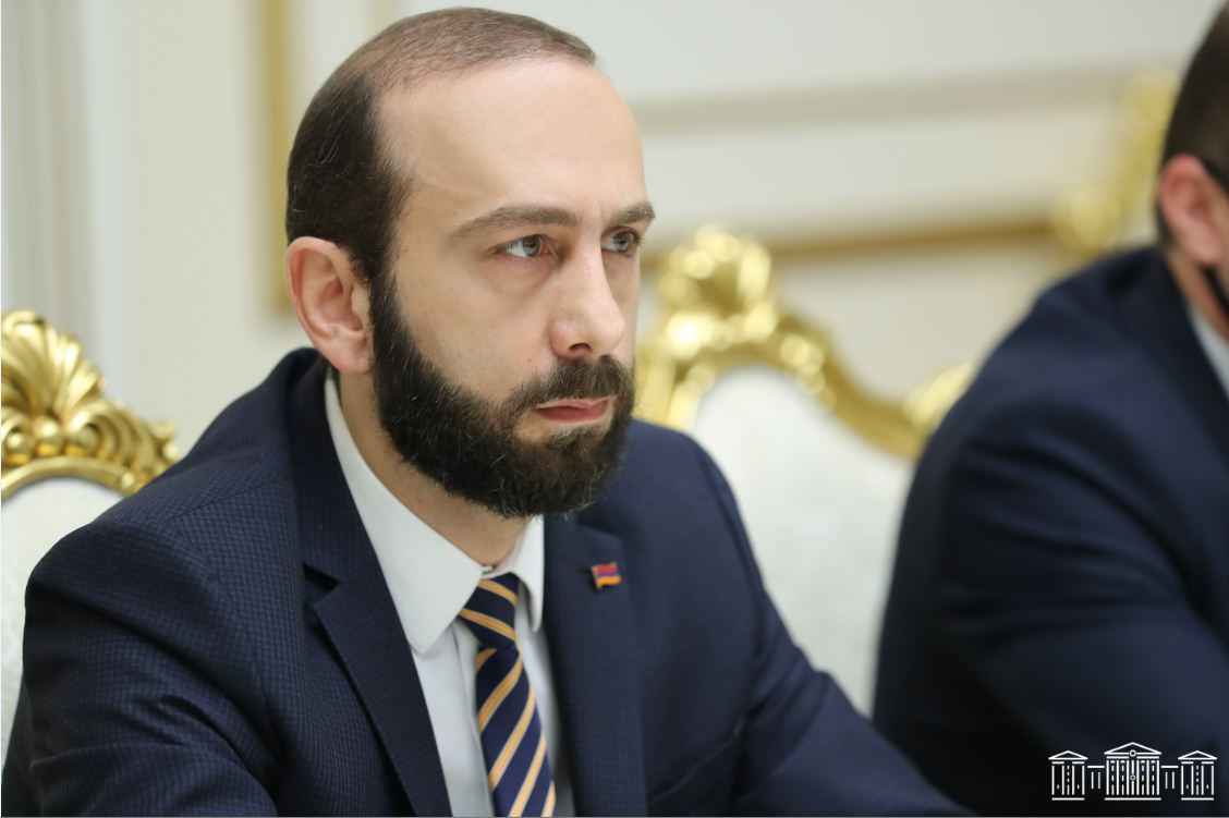 Սեղանի շուրջ ճոռոմ խոսում են, հետո բռնության ենթարկում կանանց. Արարատ Միրզոյան