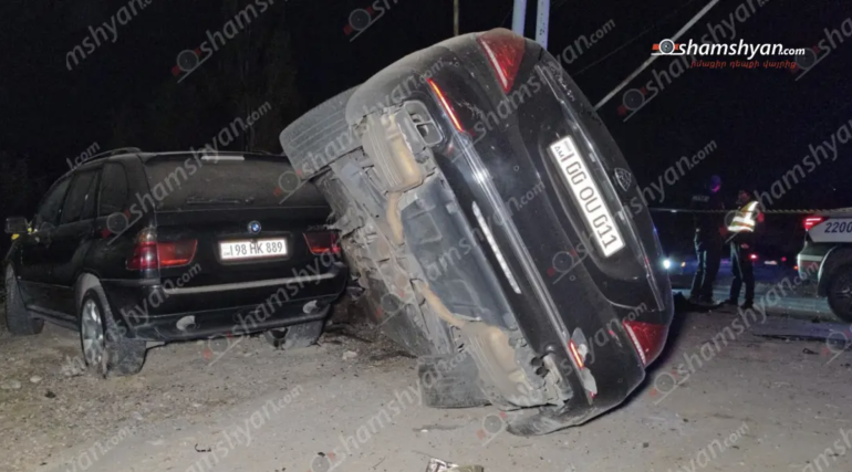 «Կանանց գաղութ»-ի մոտ «Maybach»-ը կոտրել է գազատար խողովակներ, ապա բախվել կայանված «BMW X5»-ին և կողաշրջվել. կան վիրավnրներ