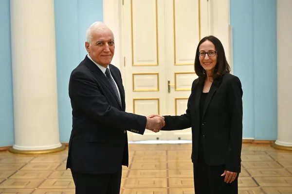 Վահագն Խաչատուրյանին իր հավատարմագրերն է հանձնել Հայաստանում Կանադայի դեսպանը 