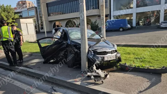 Երևանի Բաբաջանյան փողոցում բախվել են «Mazda»-ն և «Kia Forte»-ն․ վերջինը բախվել է երկաթե էլեկտրասյանը և հայտնվել կանաչ խոտածածկույթի վրա․ կան վիրավորներ
