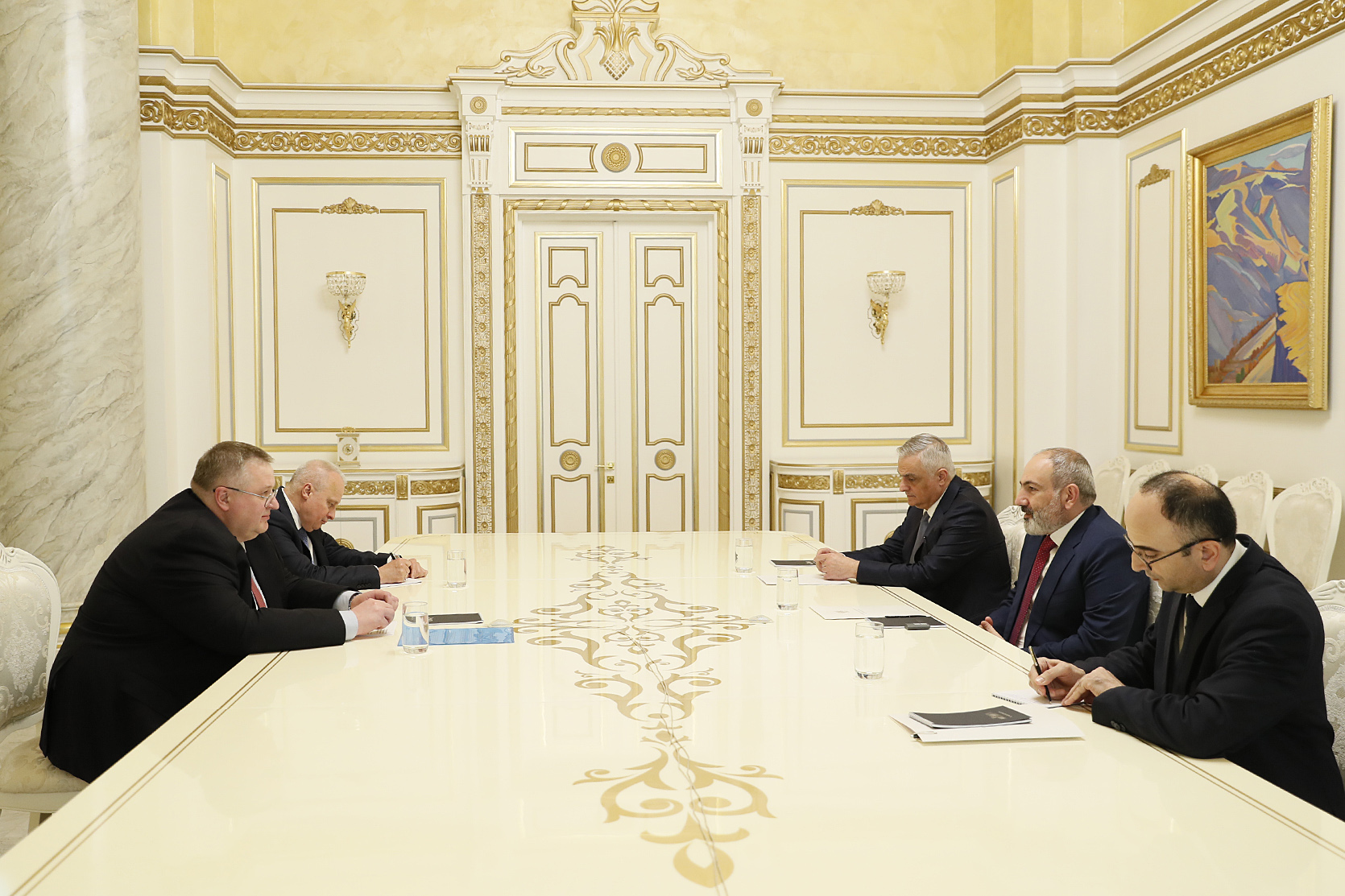 Ցանկանում եմ առաջին հերթին նշել ՌԴ-ի և ՀՀ-ի փոխհարաբերությունների ռազմավարական բնույթը. ՌԴ փոխվարչապետը՝ Փաշինյանին
