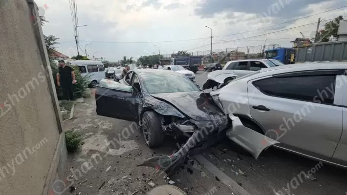 Երևանում բախվել են 6 ավտոմեքենա. մի քանիսը վերածվել են մետաղե ջարդոնի