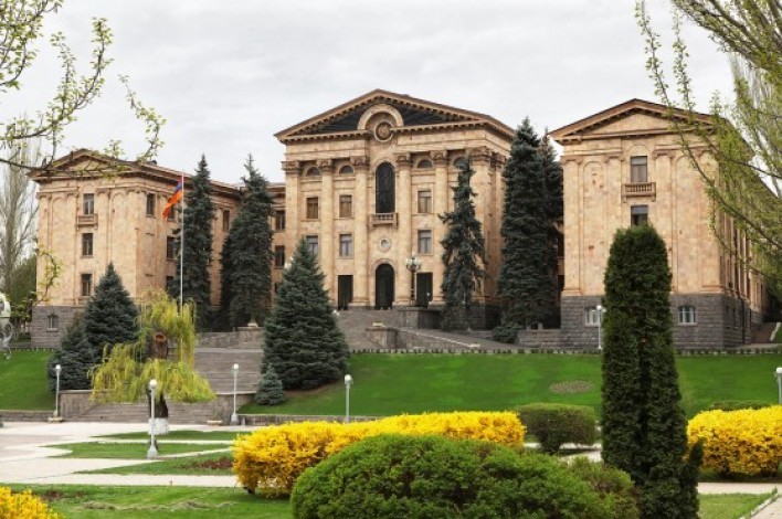 ԱԺ-ում ընթանում է 2022-ի բյուջեի կատարողականի քննարկումը. ԱԺ-ում են Սանոսյանը, Սիմիդյանը, Քերոբյանը (ուղիղ)