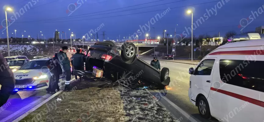 Ավտովթար Երևանում. 34-ամյա վարորդը «BMW X5»-ով կոտրել է ճանապարհային ցուցանակն ու գլխիվայր հայտնվել կանաչ գազոնու