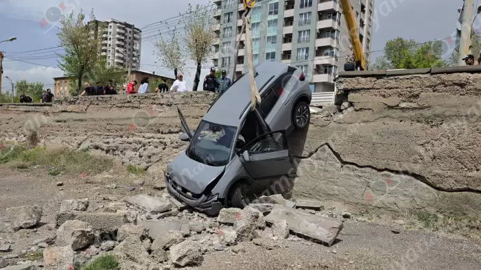 Երևանում «Volkswagen ID.4»-ը բախվել է «BMW»-ին, ապա կոտրել քարե պարիսպն ու մասամբ կախվել
