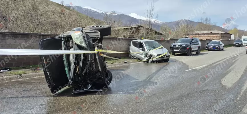 Վանաձոր-Ալավերդի ավտոճանապարին բախվել են «Mercedes»-ը և «Lexus GX470»-ը․ վերջինը կողաշրջված հայտնվել է երթևեկելի գոտում․ կան վիրավորներ