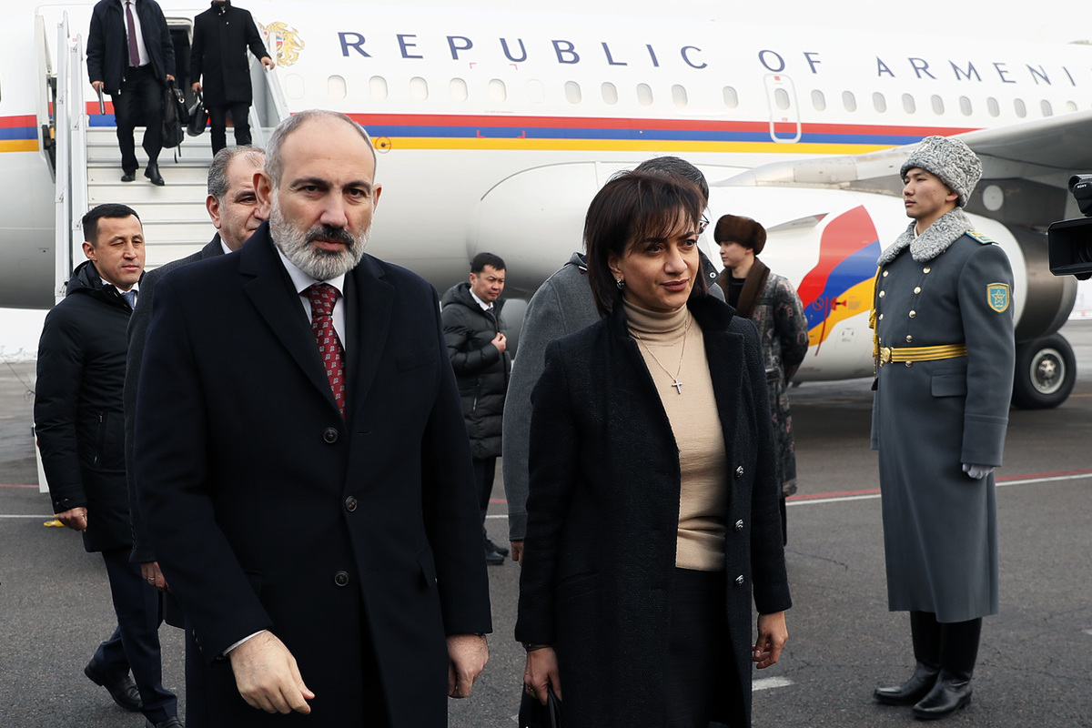 Նիկոլ Փաշինյանը տիկնոջ՝ Աննա Հակոբյանի հետ աշխատանքային այցով մեկնել է Հունգարիա