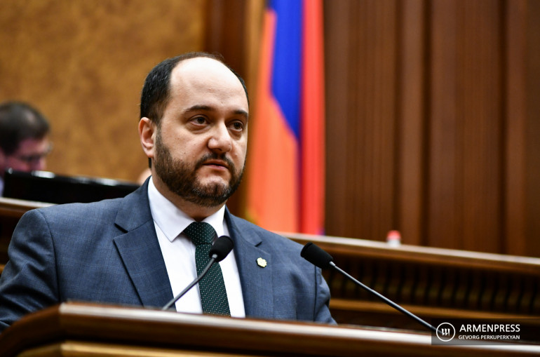 «Իրատես». ԿԳՄՍ նախարարը կաշվից դուրս է գալիս, որ «շեֆին» ազատի Տիգրան Ավինյանի մեծ «հոգսից»