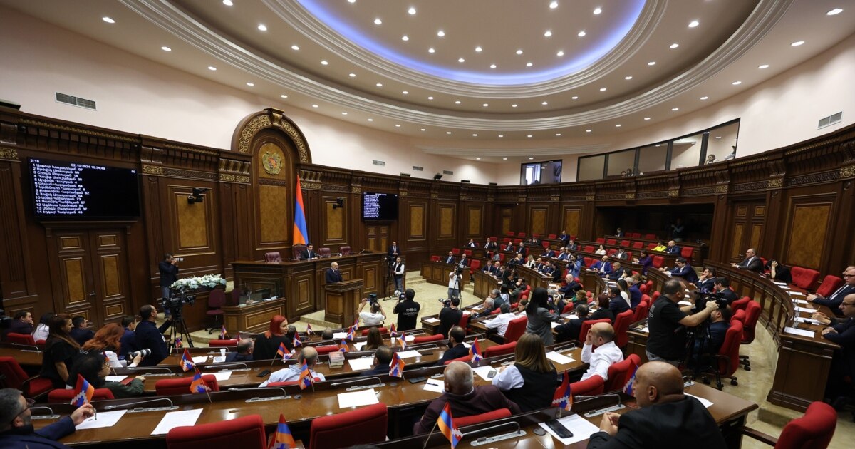 ՔՊ–ականը սպառնում է «վիզ պոկել». նոր կադրեր ԱԺ–ի ծեծկռտուքից