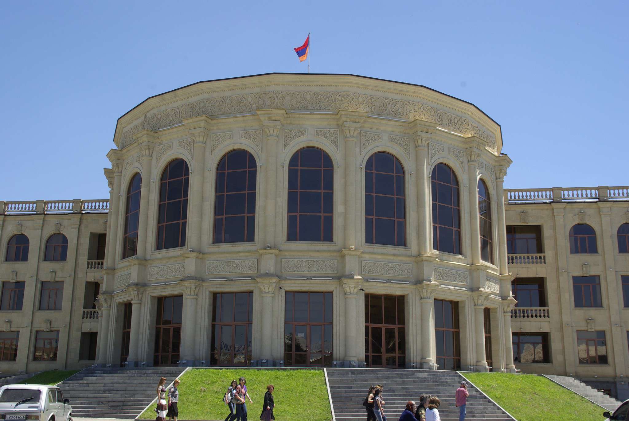«Տեխնիկական խոտանի հետևանք է». Գյումրու քաղաքապետարանը պարզաբանել է շատրվաններից հնչող «Доля воровская» երգը