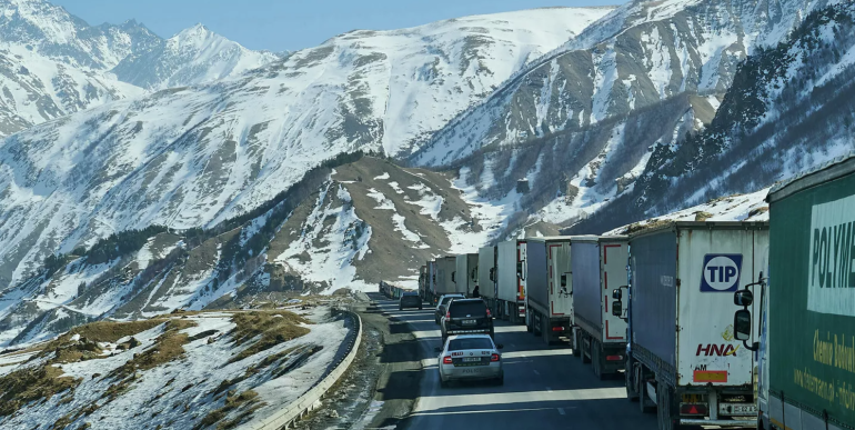 Վերին Լարսում մոտ 700 հայկական բեռնատար է կուտակվել