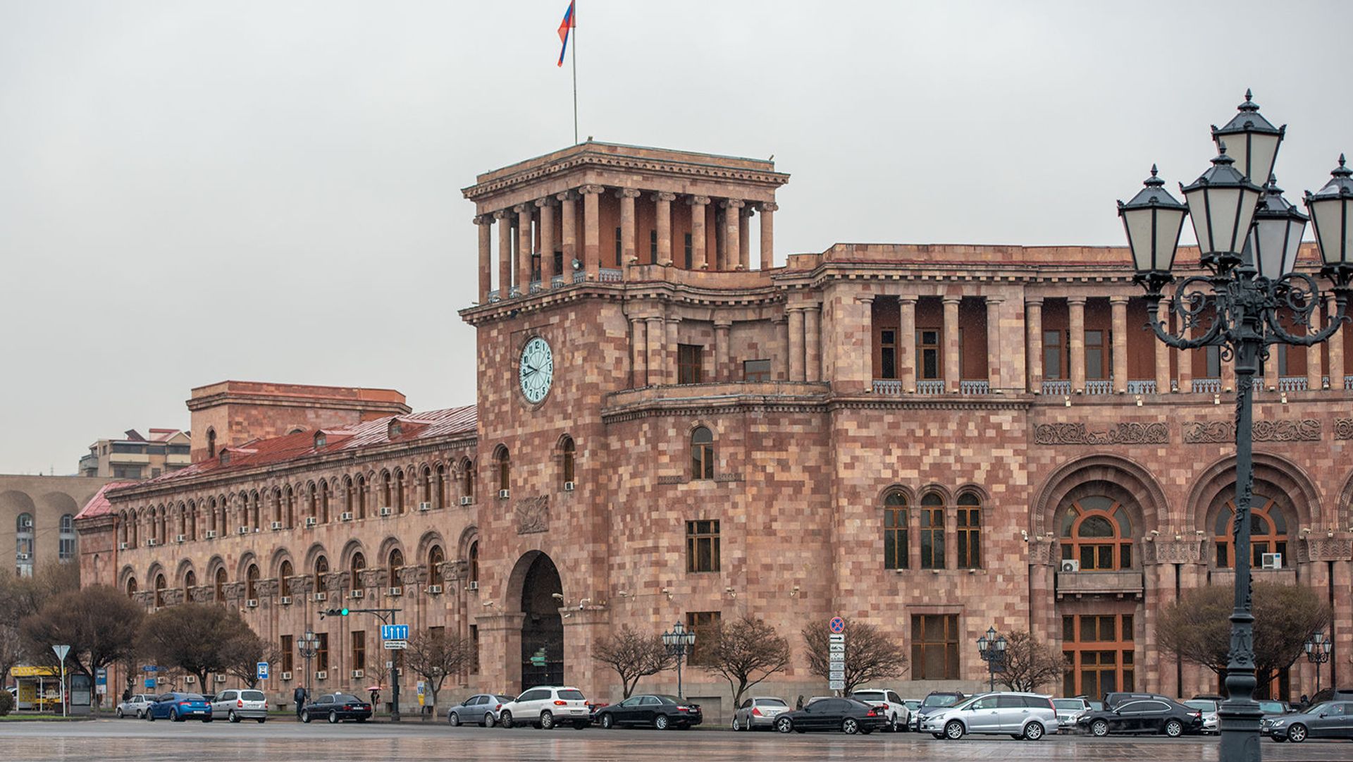 Կառավարության մոտ նստացույց անող ընտանիքի անդամները տեղափոխվել են Մարալիկի սոցբնակարան