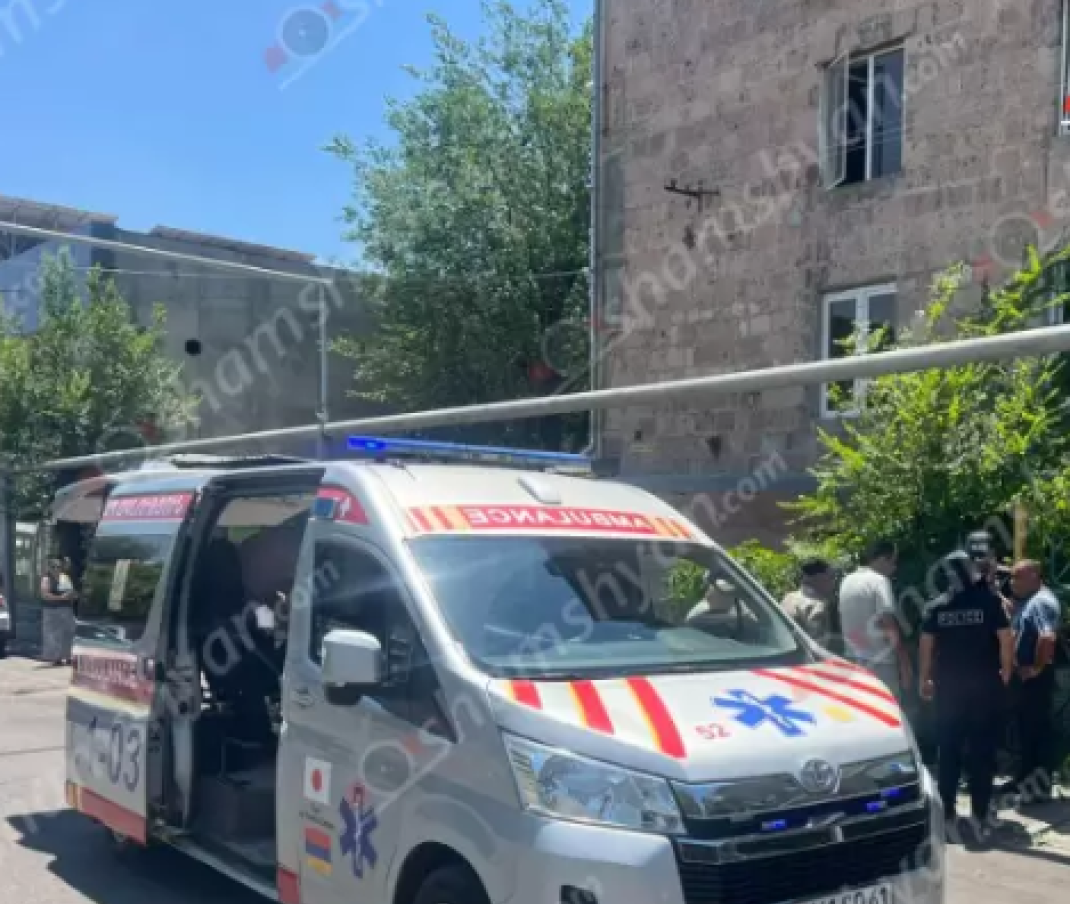 Երևանի շենքերից մեկի 4–ր հարկի պատշգամբում աշխատելիս 24-ամյա երիտասարդն անզգուշաբար վայր է ընկել ու մահացել