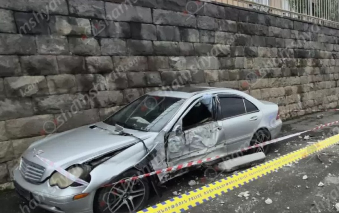 Վանաձորում «Mercedes»-ը թիվ 7 դպրոցի մոտ բախվել է բետոնե էլեկտրասյանը, կոտրել այն. 2 պայմանագրային զինծառայող տեղափովել է հիվանդանոց