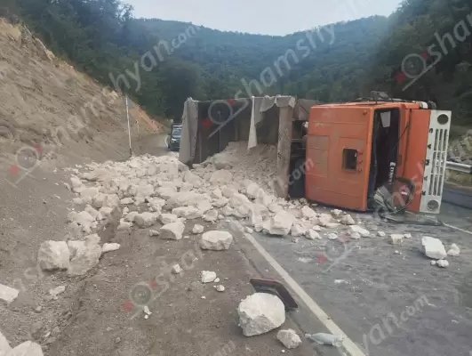 Վերին Խոտանանում քարով բարձված «Կամազ»-ը կողաշրջվել է, ինչի հետևանքով քարերը թափվել են․ օպերատիվ են գործել փրկարարները ու պարեկները