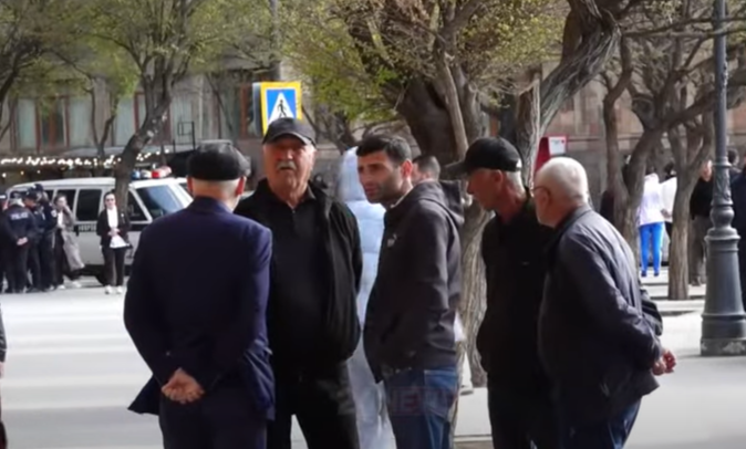 Արցախցիները կառավարության դիմաց են, սպասում են փոխվարչապետի հետ հանդիպման արդյունքներին՝ ուղիղ