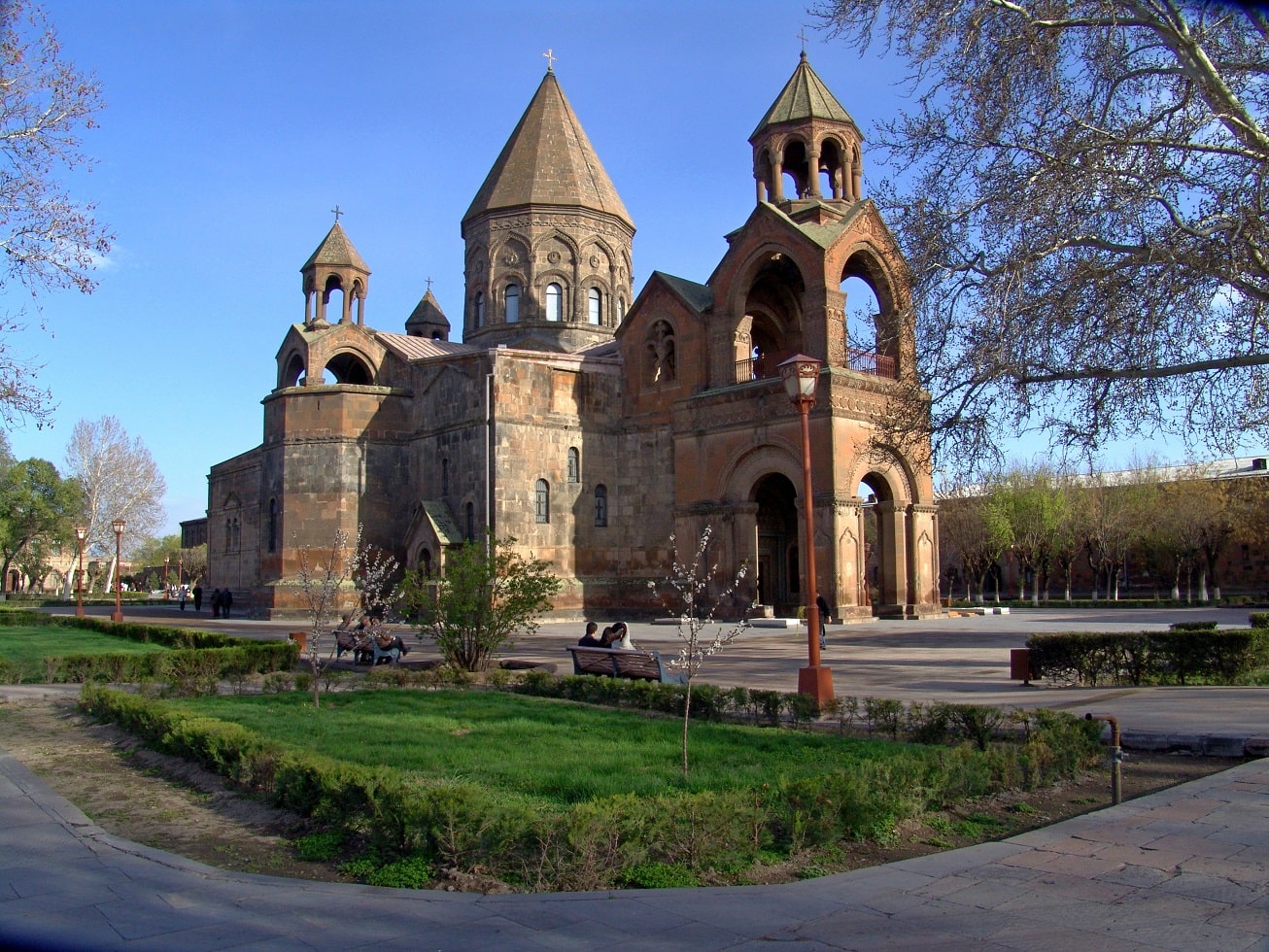 Եկեղեցին տոնում է Սուրբ Աթանաս և Սուրբ Կյուրեղ հայրապետների հիշատակության օրը