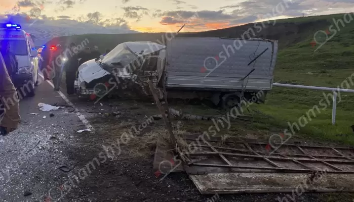 Բեռնատարը Հարթավան գյուղում բախվել է «Ford Transit»-ին, դիմել փախուստի․ կան վիրավորներ, «Ford»-ը վերածվել է մետաղե ջարդոնի