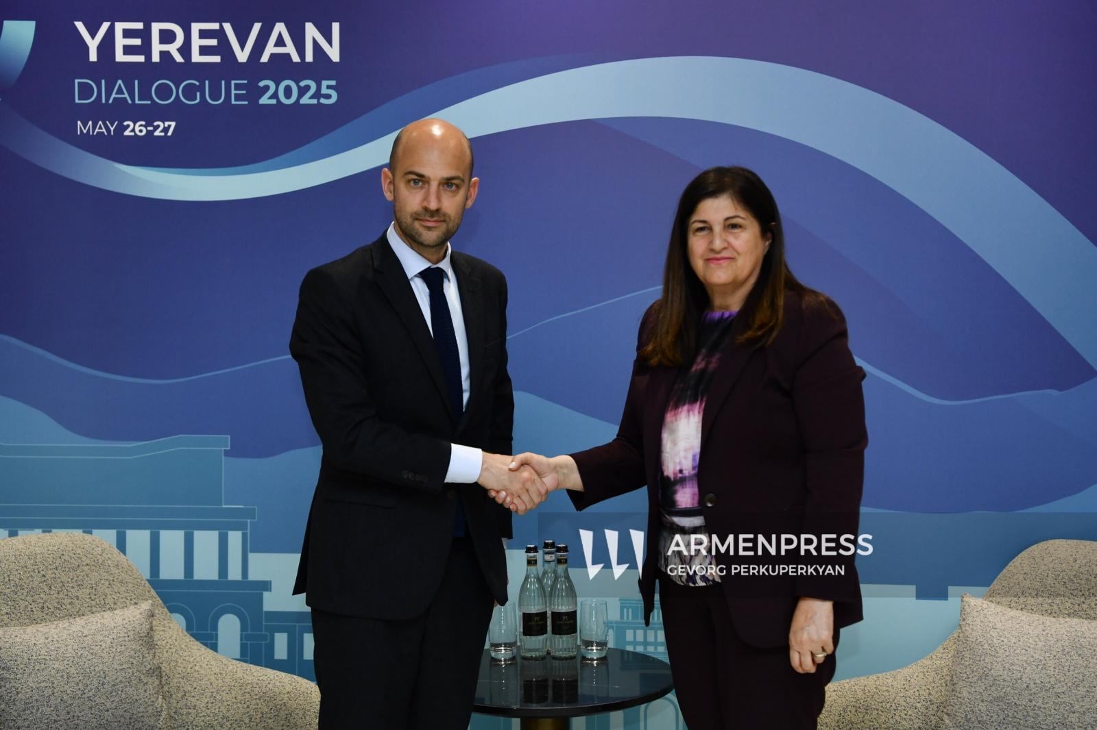 Երևանում հանդիպել են Ֆրանսիայի ԱԳ նախարարն ու Պաղեստինի ինքնավարության նախարարը