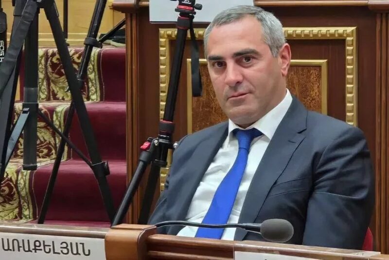 Գյումրիի քաղաքապետի պարտականությունները կատարող Առաքելյանը հրաժարվել է պատգամավորական մանդատից