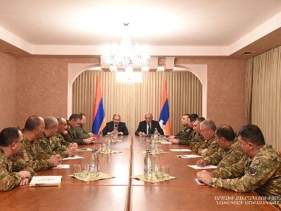 Փաշինյանն ու Սահակյանը ԶՈՒ ղեկավար կազմի մասնակցությամբ խորհրդակցություն են անցկացրել