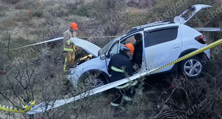 Ավտովթար Վայոց ձորի մարզում․ «RENAULT»-ն դուրս է եկել երթևեկելի գոտուց, մի քանի պտույտ շրջվելով՝ հայտնվել է ձորում․ կա վիրավոր