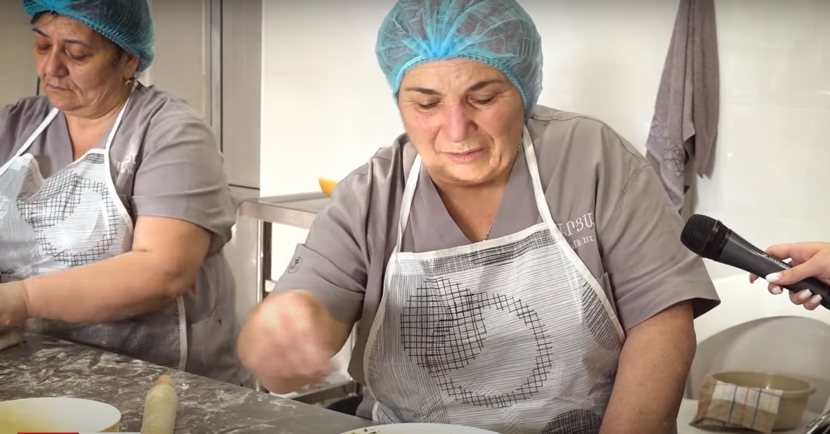 Ստեփանակետցի հայտնի տիկին Դոնարան Երեւան է բերել ժենգյալով հացի իր հայտնի բիզնեսը 