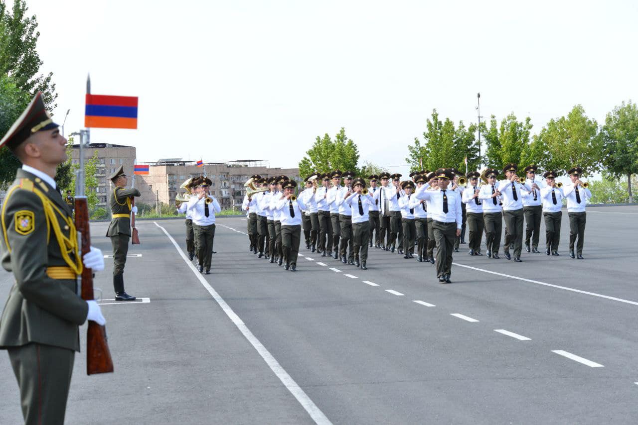ՀՀ ԶՈՒ-ն երաժիշտ և պարող մասնագետ զորակոչիկներով համալրելու նպատակով ՀՀ ՊՆ-ն հայտարարում է մասնագիտական լսումներ և դիտումներ անցկացնելու մասին