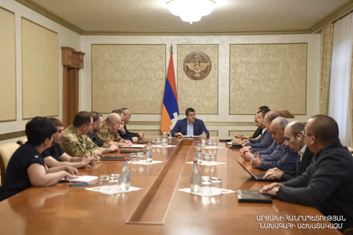 Արցախի նախագահն աշխատանքային խորհրդակցություն է անցկացրել. քննարվել են ռազմաքաղաքական իրավիճակն ու հումանիտար խնդիրները