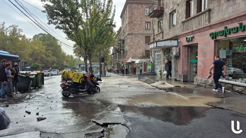 Ուժեղ գմփոց լսվեց, ու ջուրը ասֆալտից հորդաց վերև. Ի՞նչ է կատարվում Ազատության պողոտայում