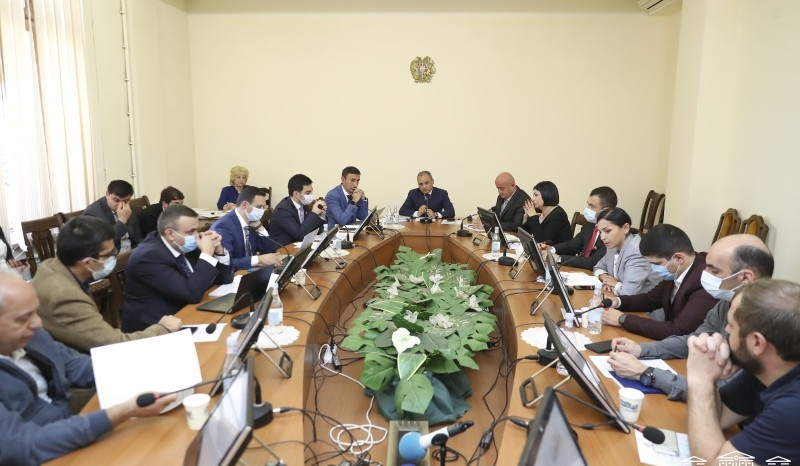 Համայնքային սեփականություն հանդիսացող գույքի օտարումը կիրականացվի շուկայական արժեքներով. օրենքի նախագիծը ԱԺ հանձնաժողովում դրական եզրակացություն ստացավ