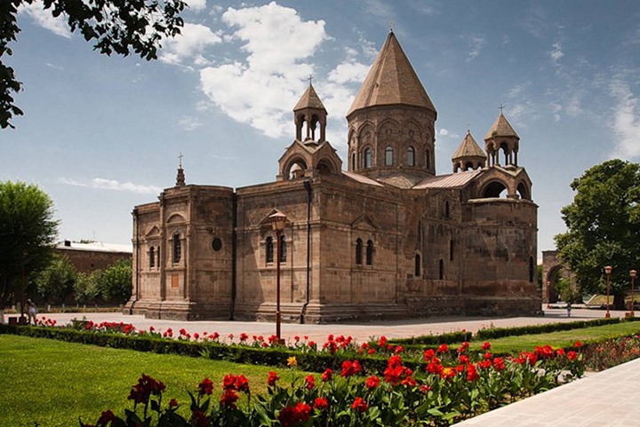 Հայ եկեղեցին նշում է Սուրբ Գայանյանց կույսերի տոնը. Գայանեին չարչարել են, գլխատել