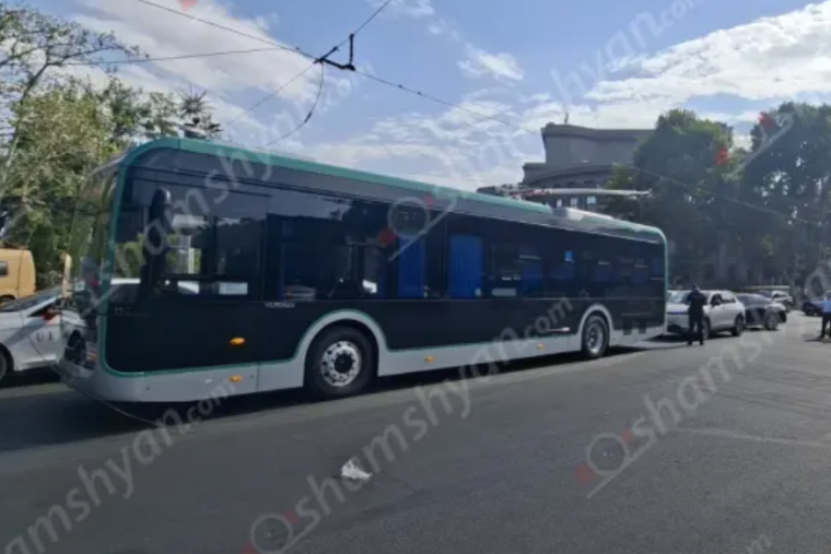 Ֆրանսիայի հրապարակում տրոլեյբուսի լարերը պոկվել և վնասել են «Yutong» մակնիշի տրոլեյբուսը, 2 ավտոմեքենաներ