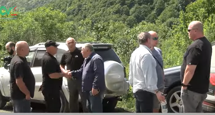 Քարաբերդում նոր ոսկու հանքի դեմ բողոքները վերածվել են բախումների. համայնքապետը հայտարարեց լսումների չեղարկման մասին (տեսանյութ)