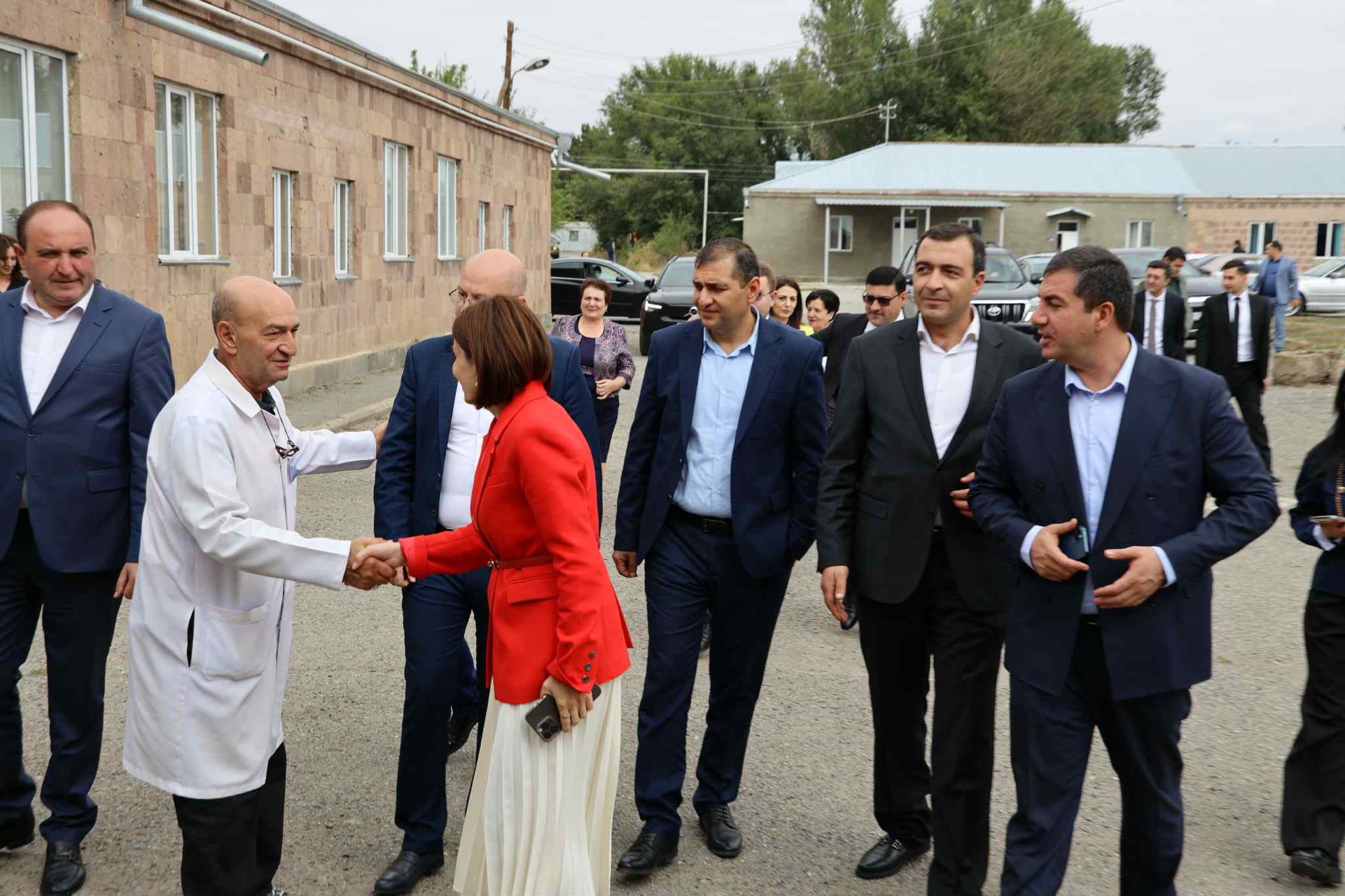 Ավանեսյանն այցելել է «Ախուրյանի բժշկական կենտրոն»