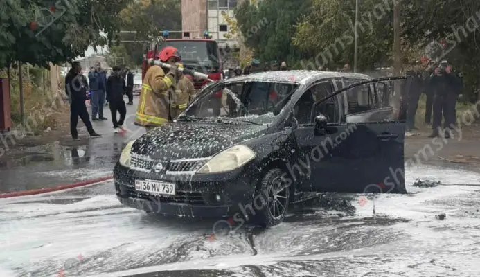 «Արտաշատ» բժշկական կենտրոնի մոտ հրդեհ է բռնկվել «Nissan»-ում. կան վիրավnրներ