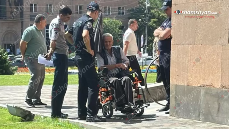 83-ամյա քաղաքացին Երևանի քաղաքապետարանի դիմաց սպшռնում է ինքնաhրկիզվել