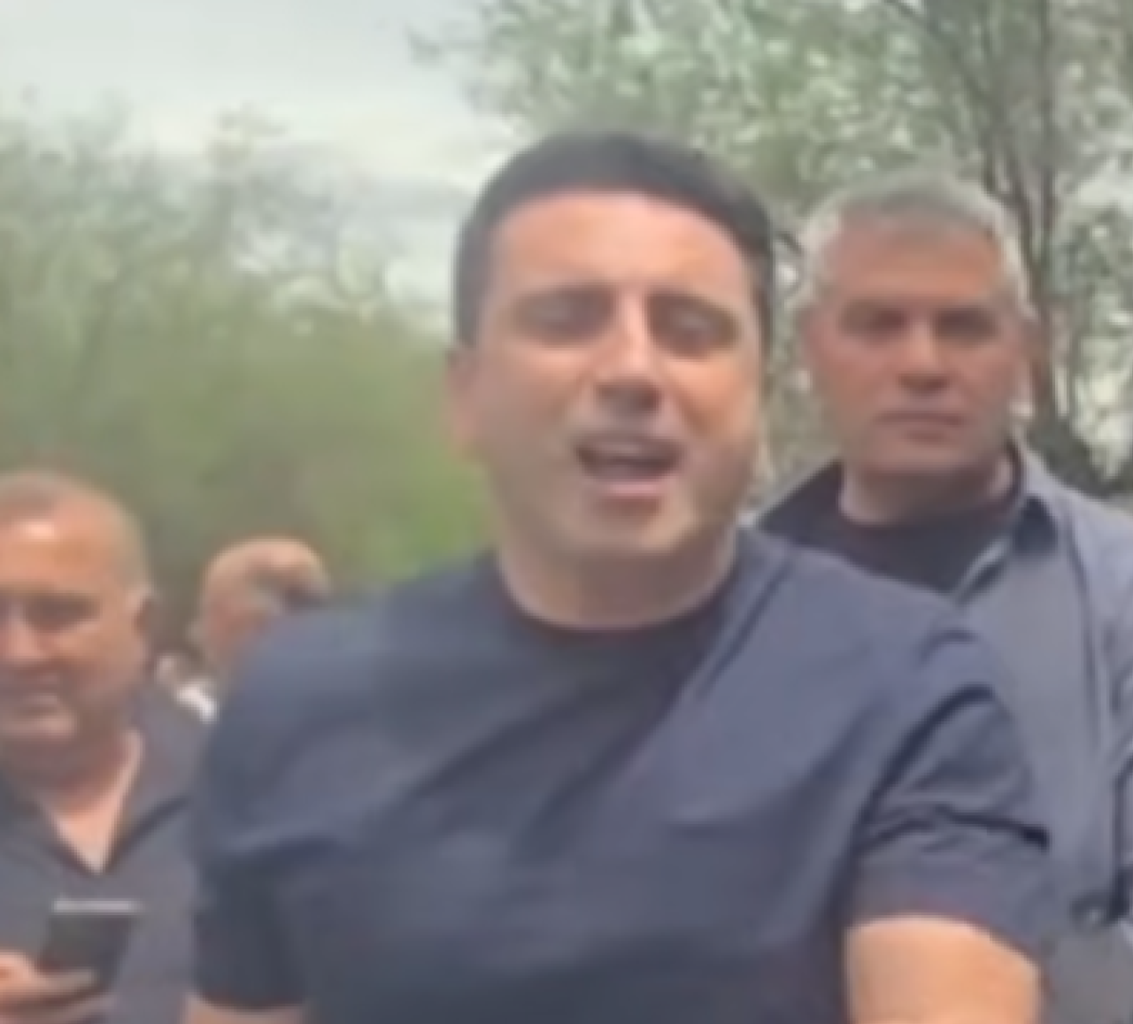 «Ձեզ չեմ ընտրելու, բոլորին ասել եմ՝ ձեզ չընտրեն». «Այլընտրանք չունեք». քաղաքացու և Ալեն Սիմոնյանի զրույցը՝ ՔՊ քարոզարշավին