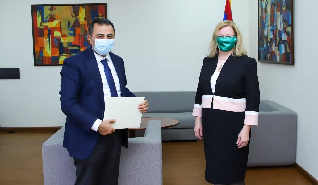 Իռլանդիայի նորանշանակ դեսպանն իր հավատարմագրերի պատճենն է հանձնել ԱԳ նախարարի տեղակալին